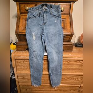 Lucky Brand Women's Jeans - Size 6 Distressed Light Wash - Inseam 26